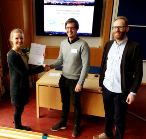 Picture from the price ceremony: Josefin Tiedermann from Stockholm University (left) receives the diploma for the best Bachelor student thesis from SHR representatives Emil Vikberg and Arvid Bring.